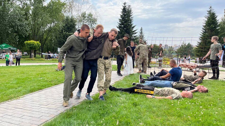 Акція-перформанс відбулася під гаслом "Оленівка — новий Освенцим"