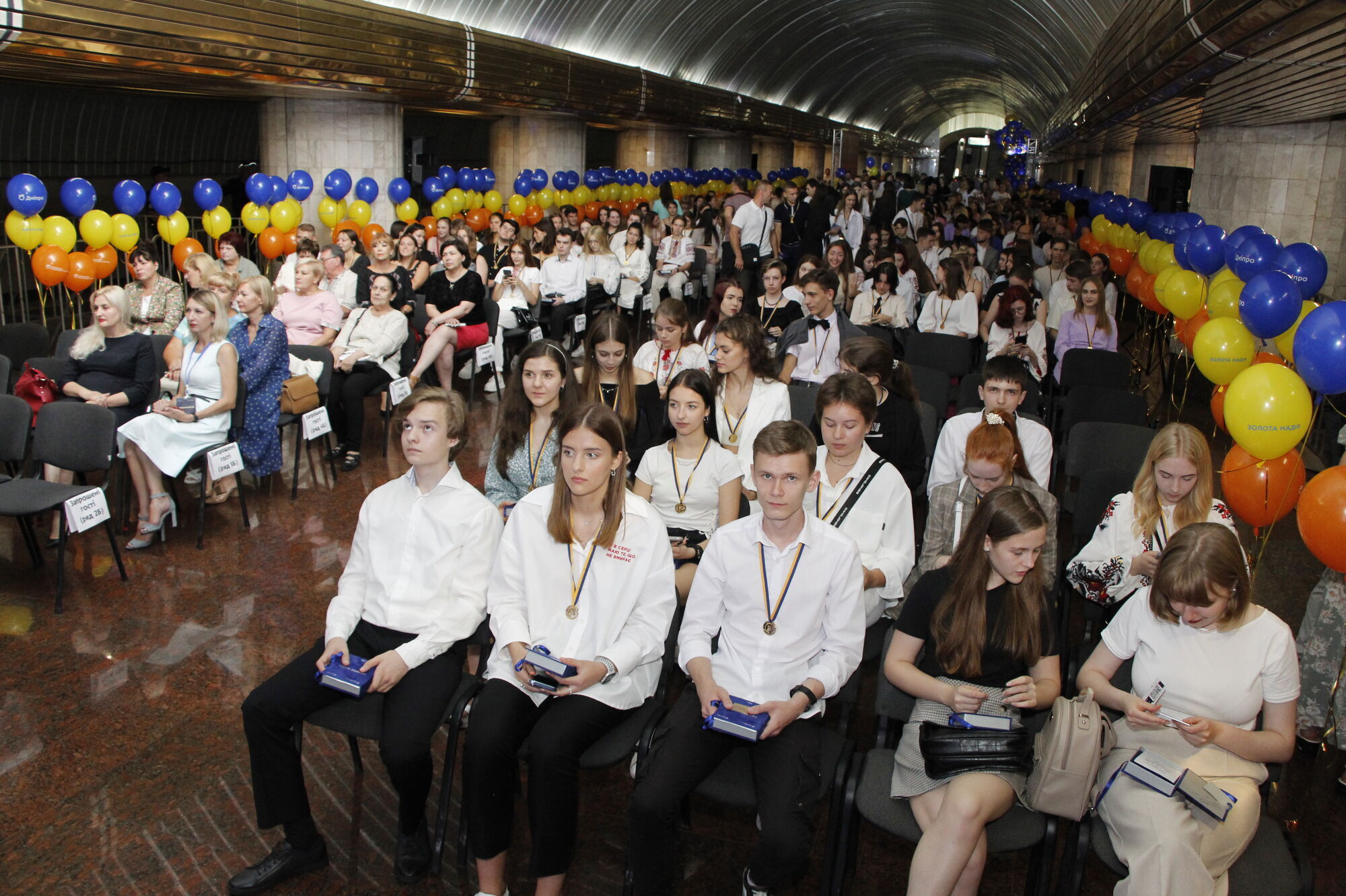 Свято на глибині 50 метрів: Філатов у метро привітав золотих медалістів шкіл Дніпра