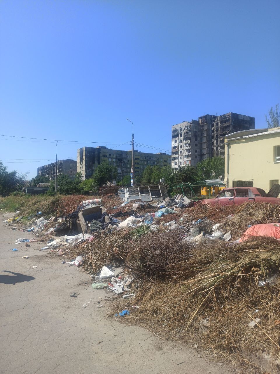Разрушенный и оккупированный Мариуполь утопает в мусоре