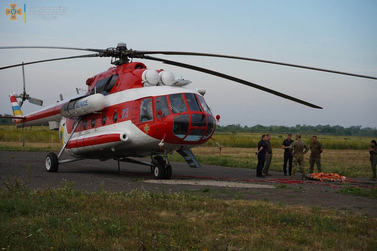 На Закарпатті спалахнула потужна лісова пожежа, до боротьби з вогнем залучили авіацію. Фото і відео 