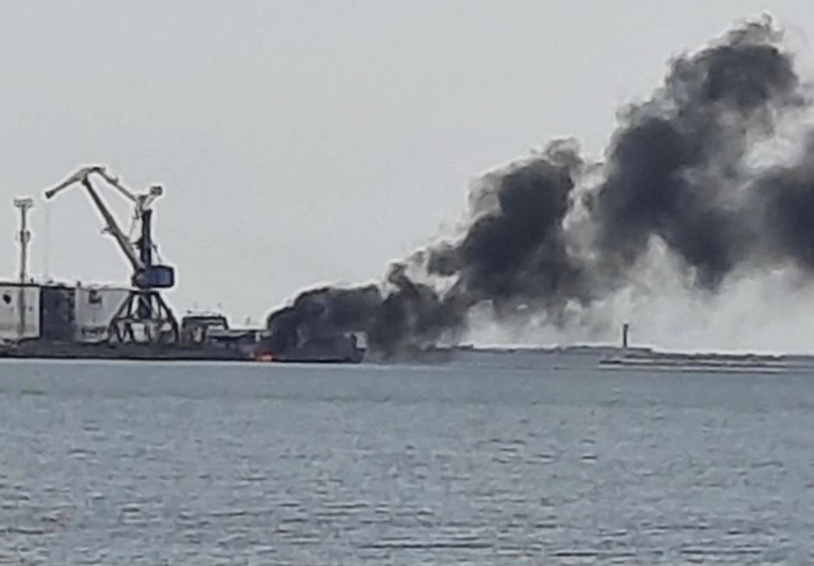 В оккупированном Бердянске прогремел взрыв в порту, в небо поднялся столб дыма. Фото