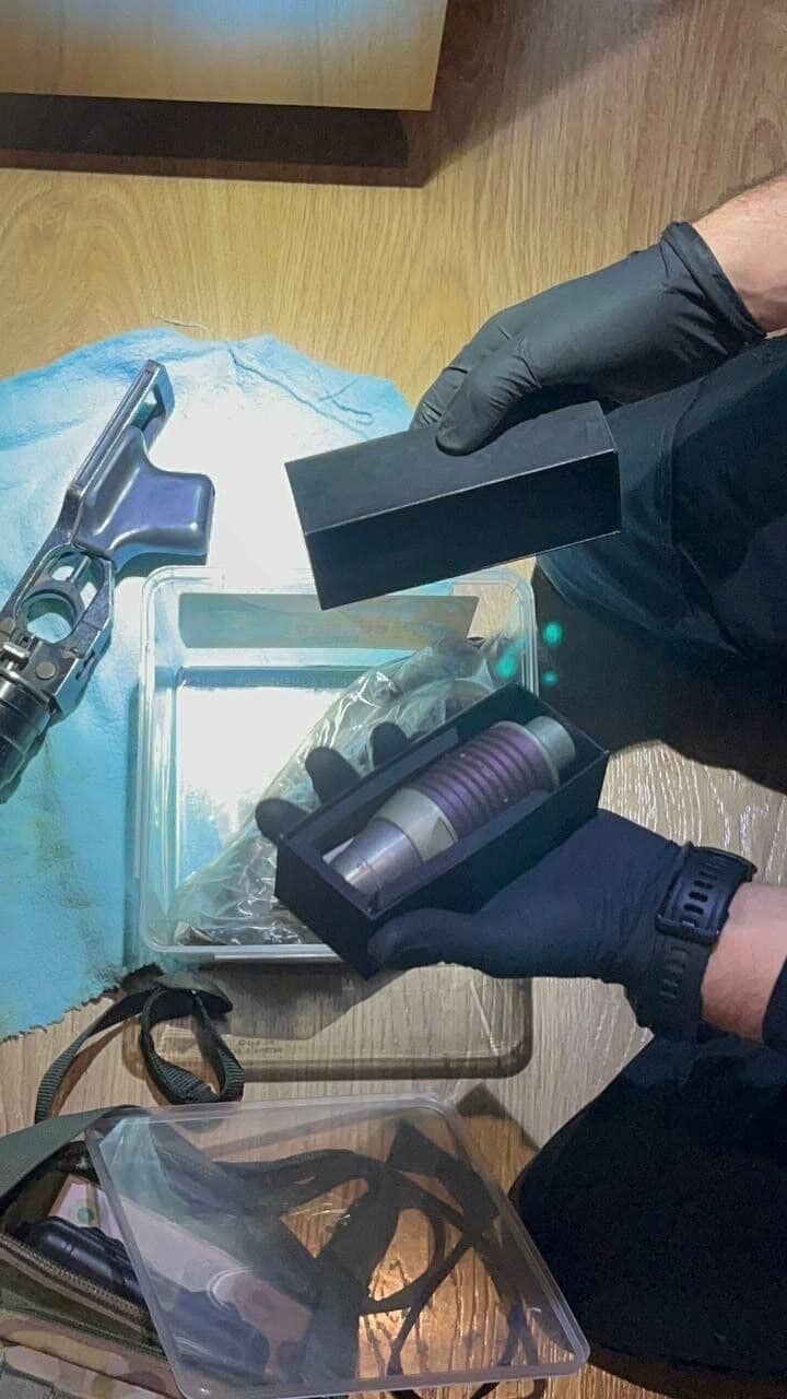 На Київщині в чоловіка знайшли гранатомет, боєприпаси та наркотики. Фото