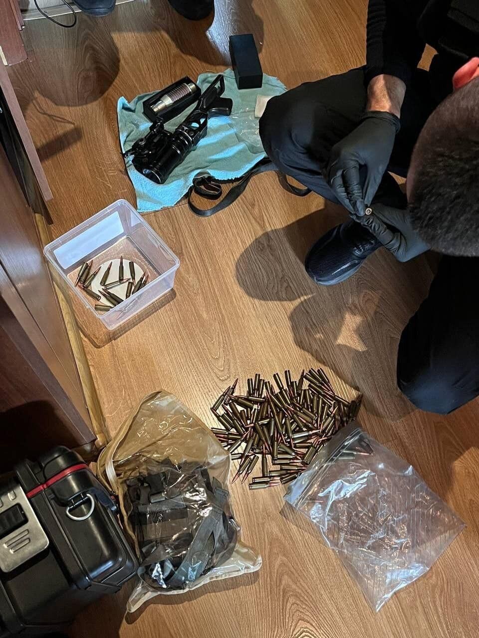 На Київщині в чоловіка знайшли гранатомет, боєприпаси та наркотики. Фото