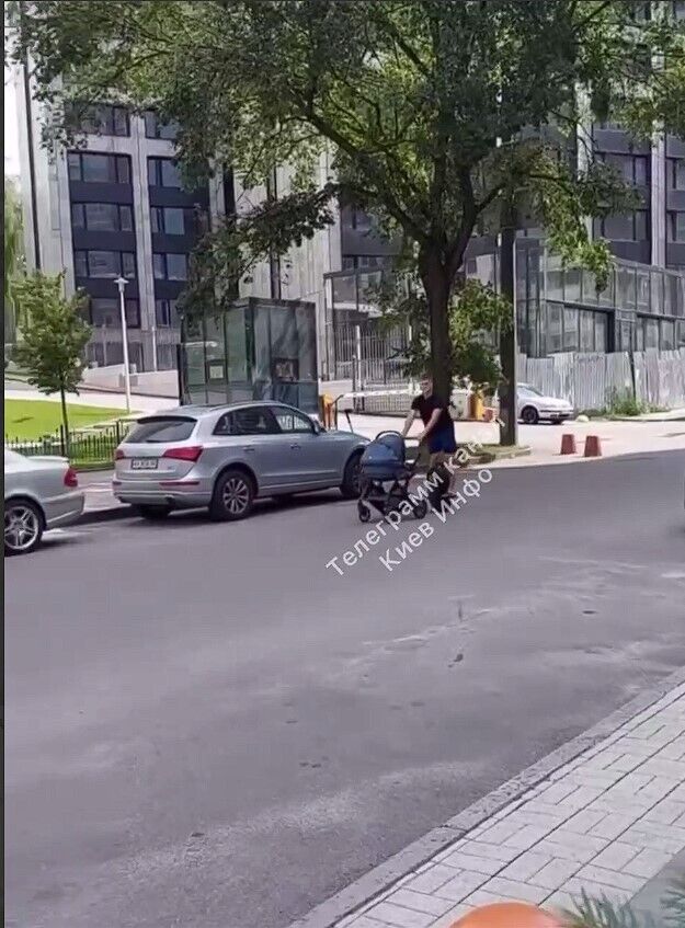 У Києві чоловік катався по дорозі на моноколесі з дитячим візком у руках. Відео