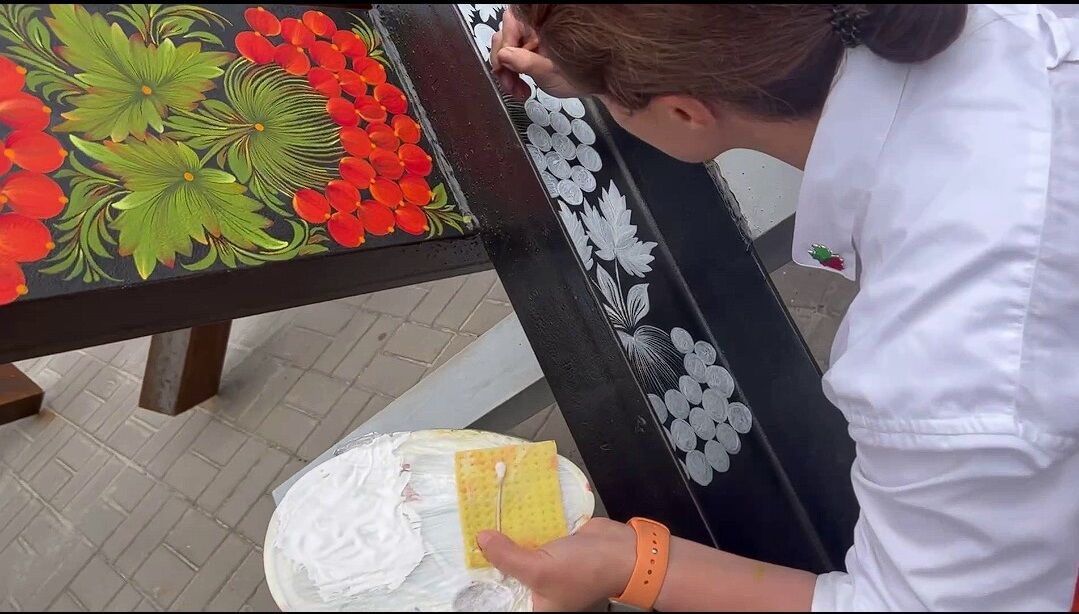 В Киеве женщина превращает противотанковые ежи в произведения искусства. Видео