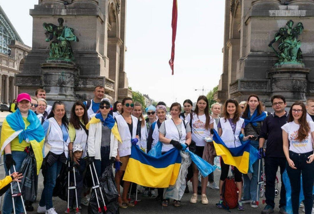 Украинские беженцы в Бельгии в знак благодарности к этой стране убирали парк