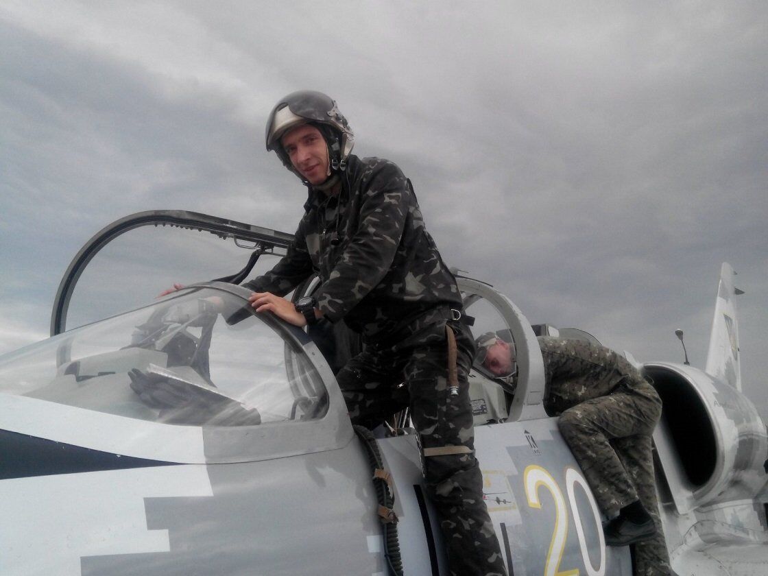 Парень закончил учебу в лицее и решил стать военным летчиком.