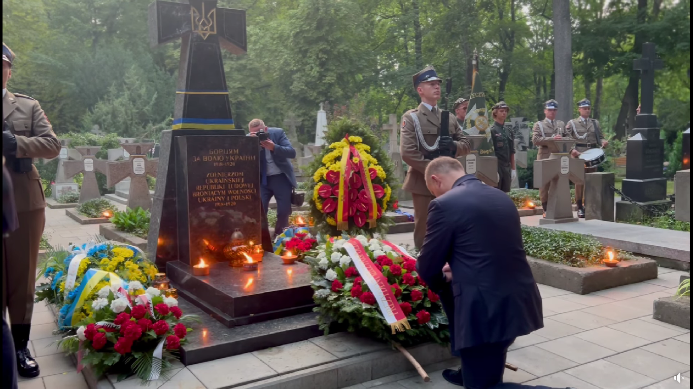 Дуда стал на колено перед мемориалом