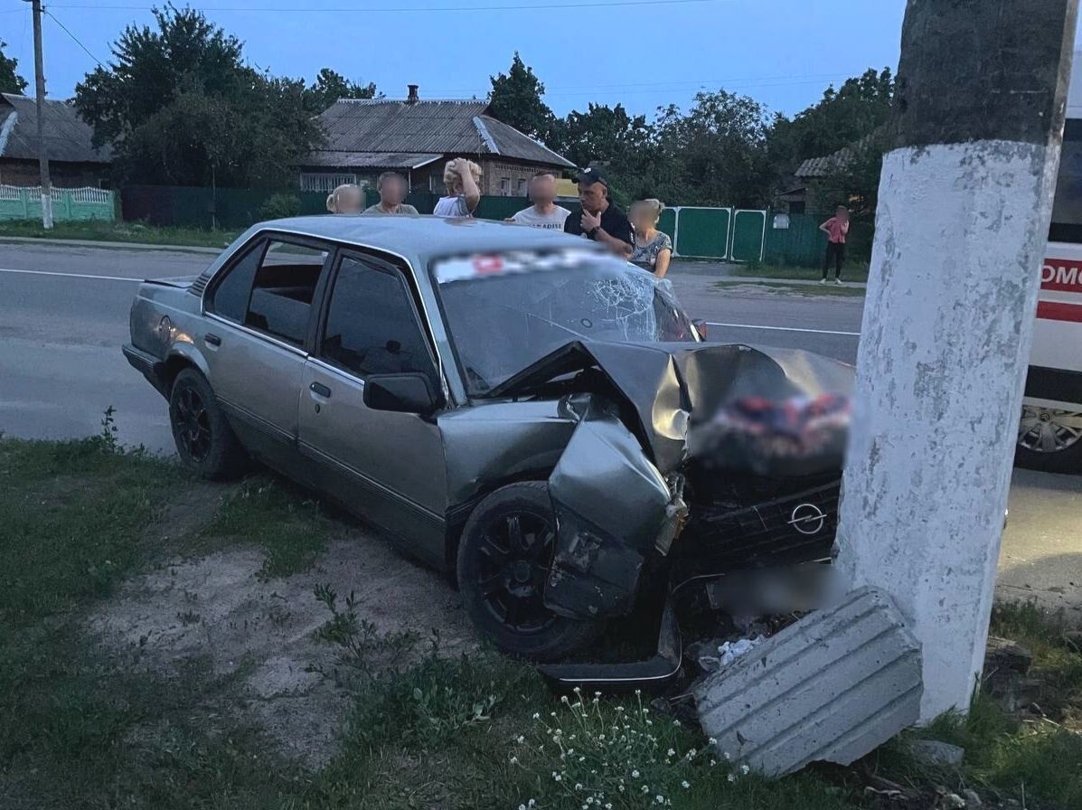 На Киевщине легковушка на скорости протаранила электроопору: есть пострадавший. Фото