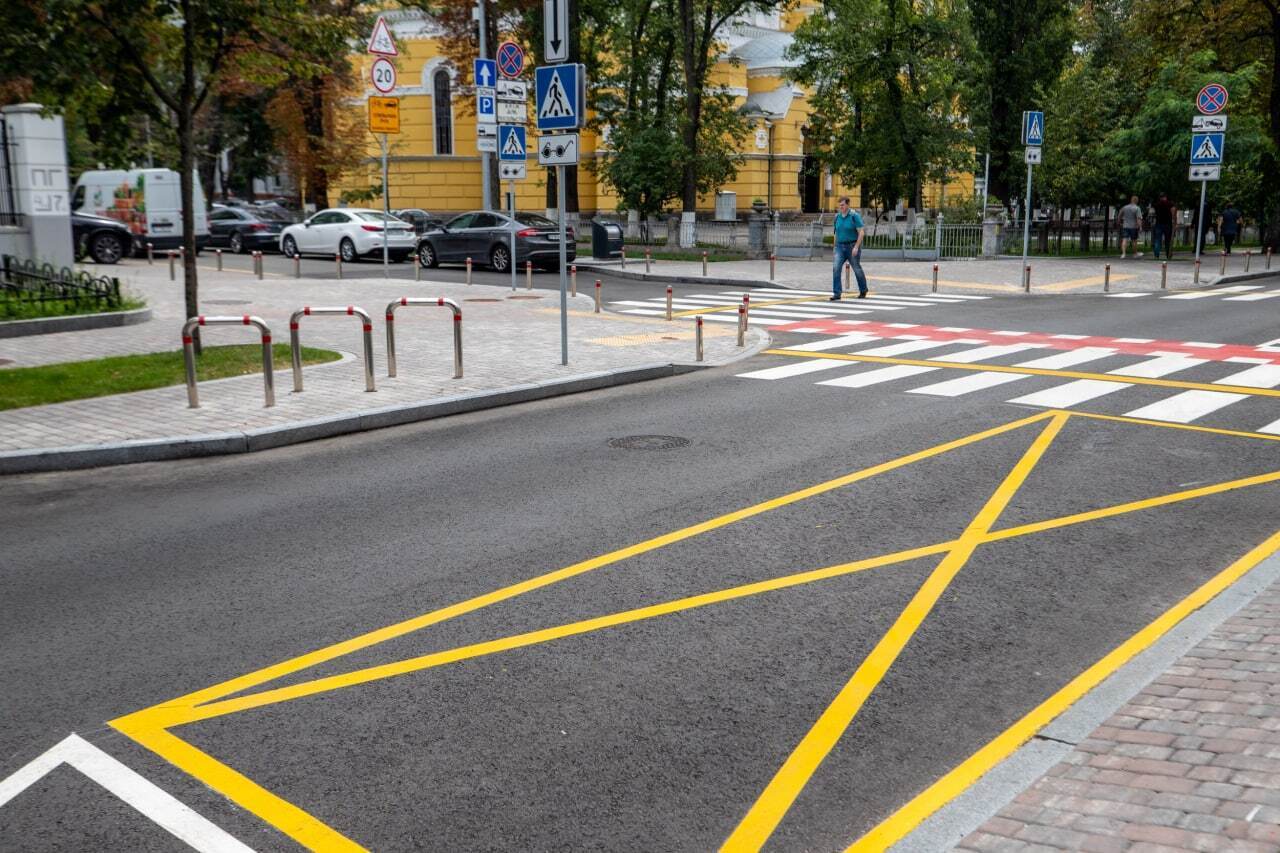 Тактильна плитка, нова розмітка та велодоріжки: в центрі Києва закінчили ремонт на одній із вулиць. Фото