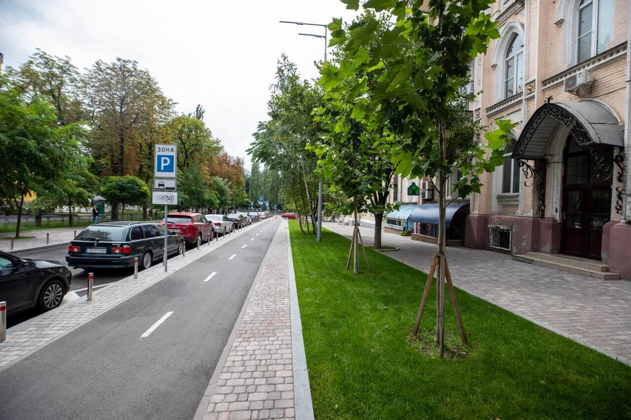 Тактильная плитка, новая разметка и велодорожки:  в центре Киева закончили ремонт на одной из улиц. Фото