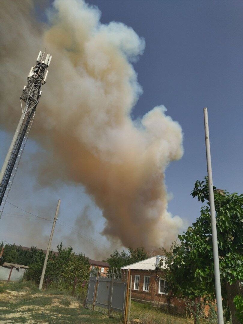 Вблизи города Константиновска Ростовской области России бушует масштабный степной пожар