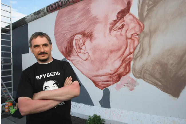 Умер художник Дмитрий Врубель, известный граффити с поцелуем Брежнева с Хонеккером. Фото