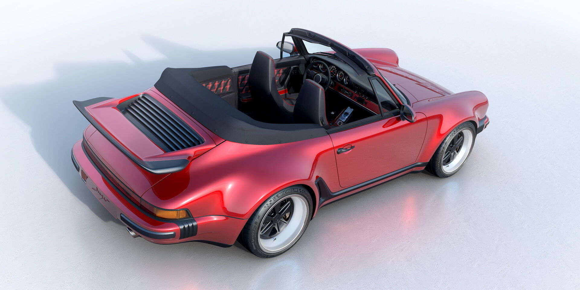 Кузов новинки изготовлен их карбонового волокна, а дизайн является современным отображением облика классического Porsche 930 Turbo