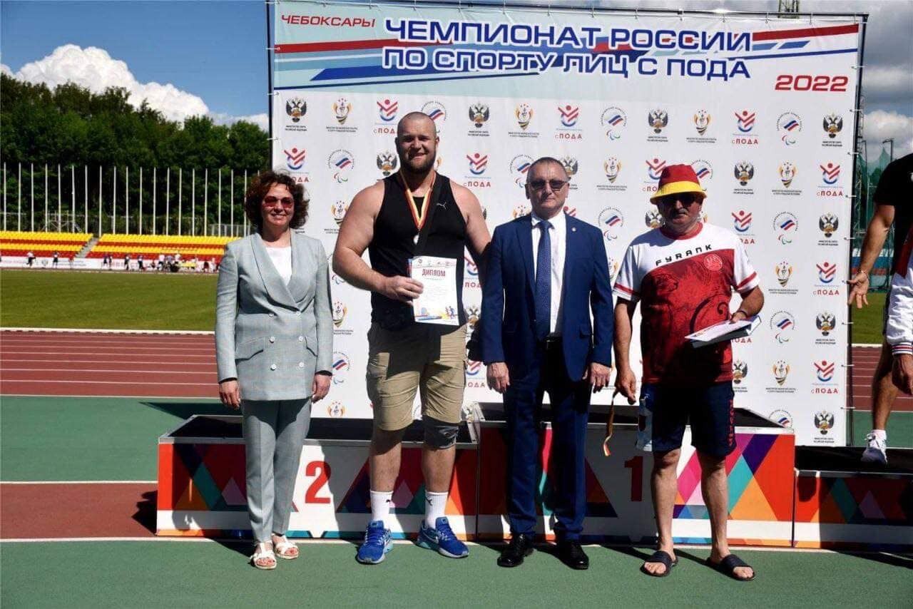 Белобоков на турнире в России в июне 2022 года (на фото – второй слева).