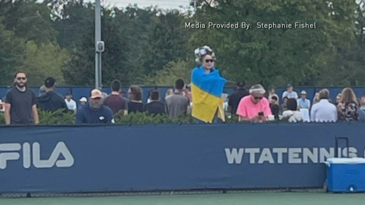 Болельщицу из-за флага Украины выгнали с турнира в США. Видеофакт