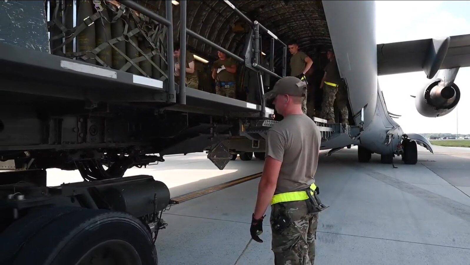 В США показали, как готовят отправку новой партии военной помощи для Украины