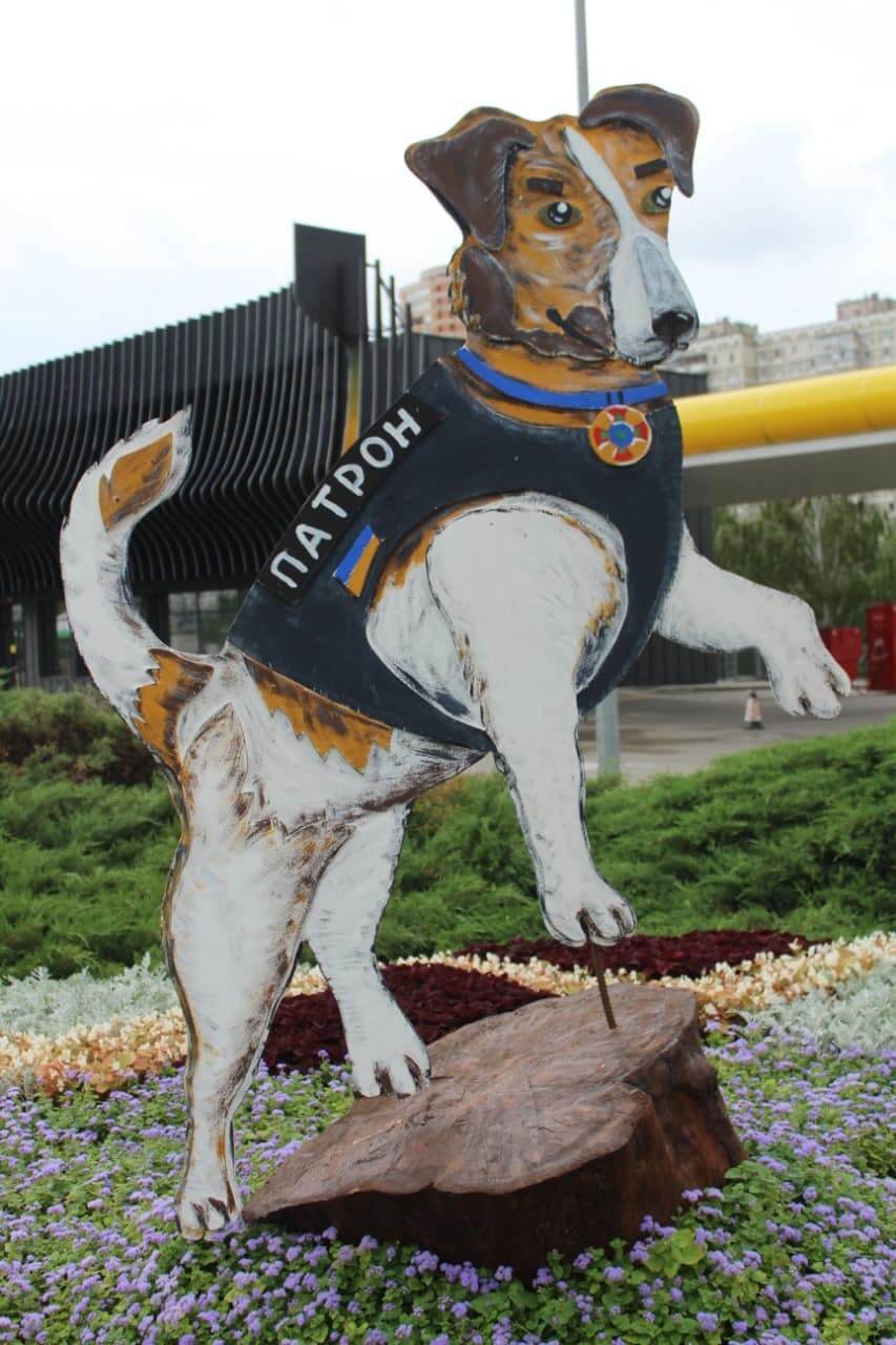 В Киеве клумбу украсили фигуркой самого известного пса Украины – Патрона. Фото