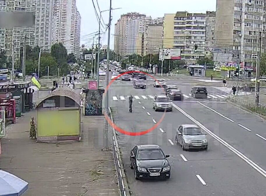 В Киеве владелец самоката упал на дороге и едва не попал головой под колеса авто. Видео