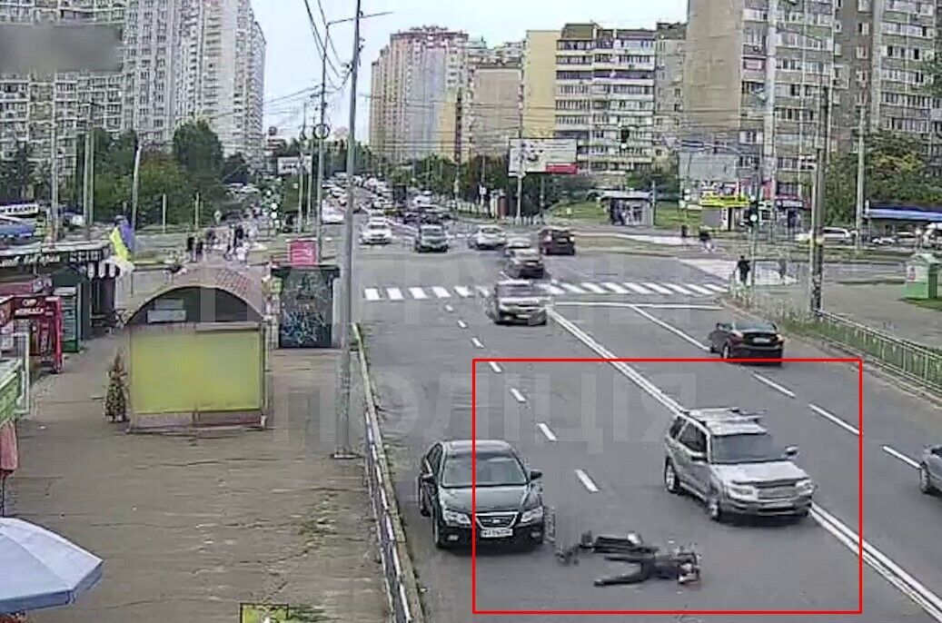 У Києві власник самоката впав на дорозі та ледь не потрапив головою під колеса авто. Відео