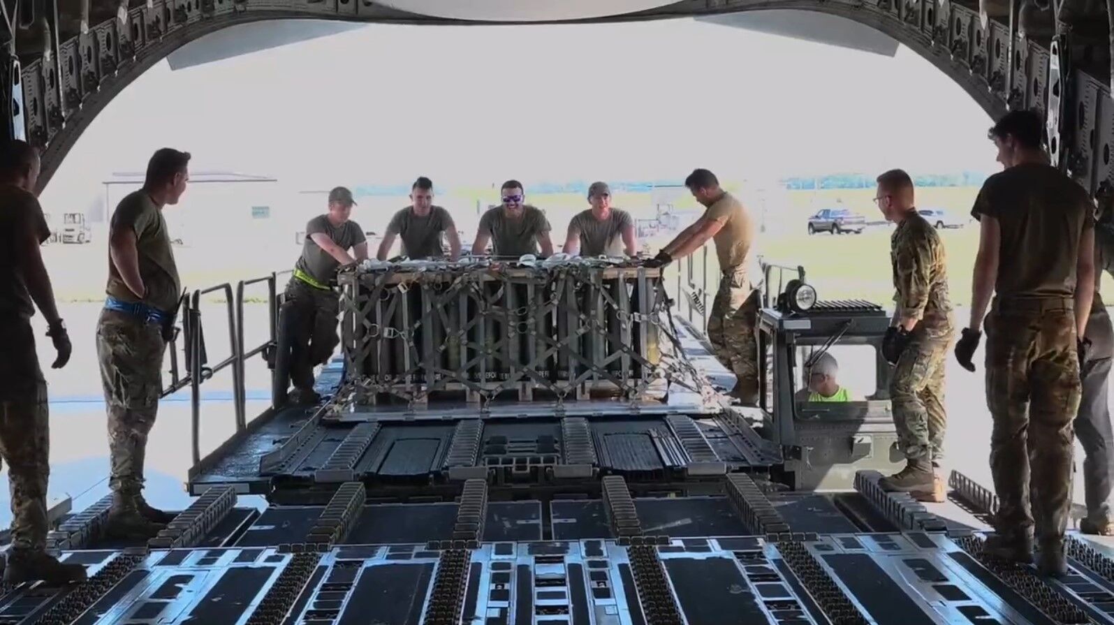 Летчики 436-й эскадрильи ВВС США загружают паллеты с боеприпасами