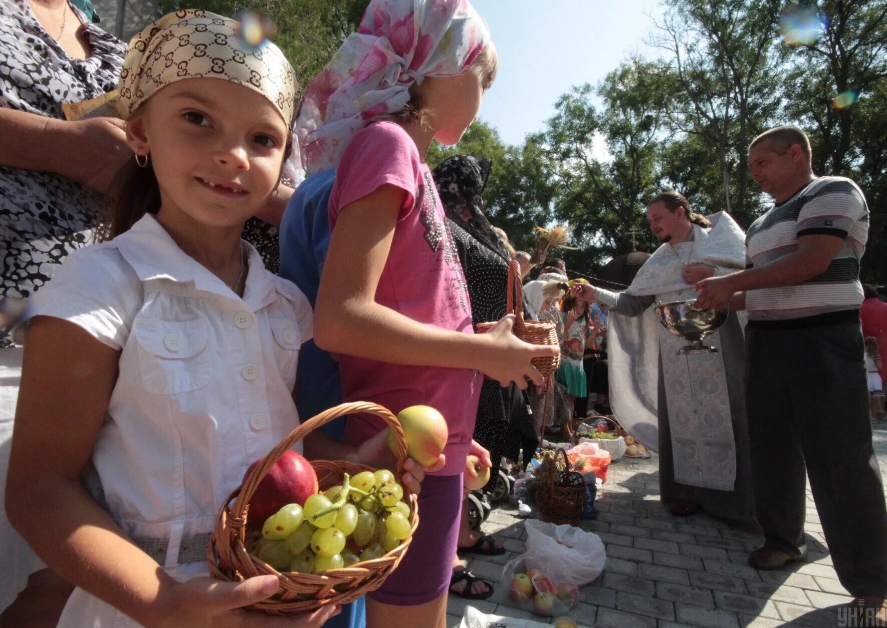 На Яблочный Спас люди несут на освящение корзины с плодами