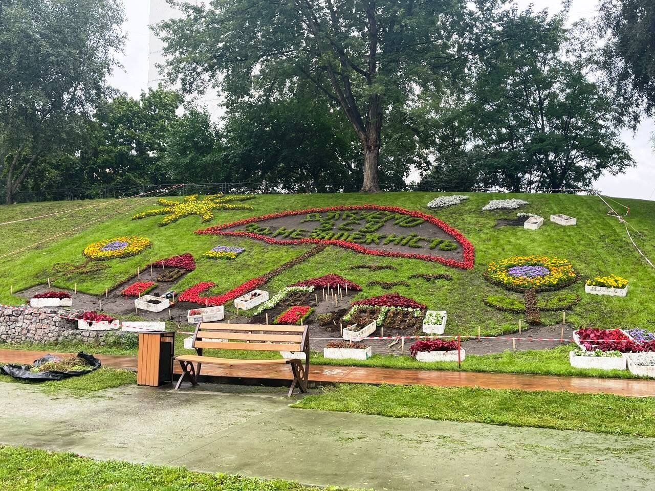 У Києві створили понад 10 патріотичних квіткових інсталяцій до Дня Незалежності. Фото