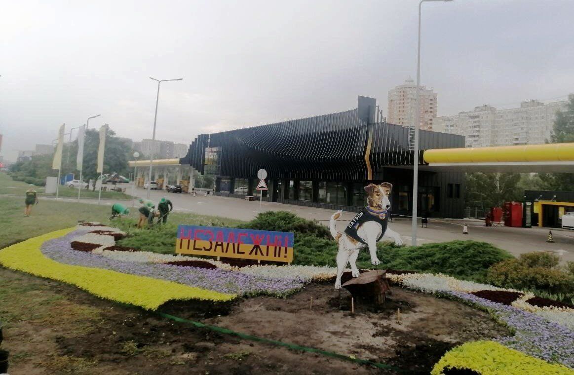 В Киеве создали более 10 патриотических цветочных инсталляций ко Дню Независимости. Фото
