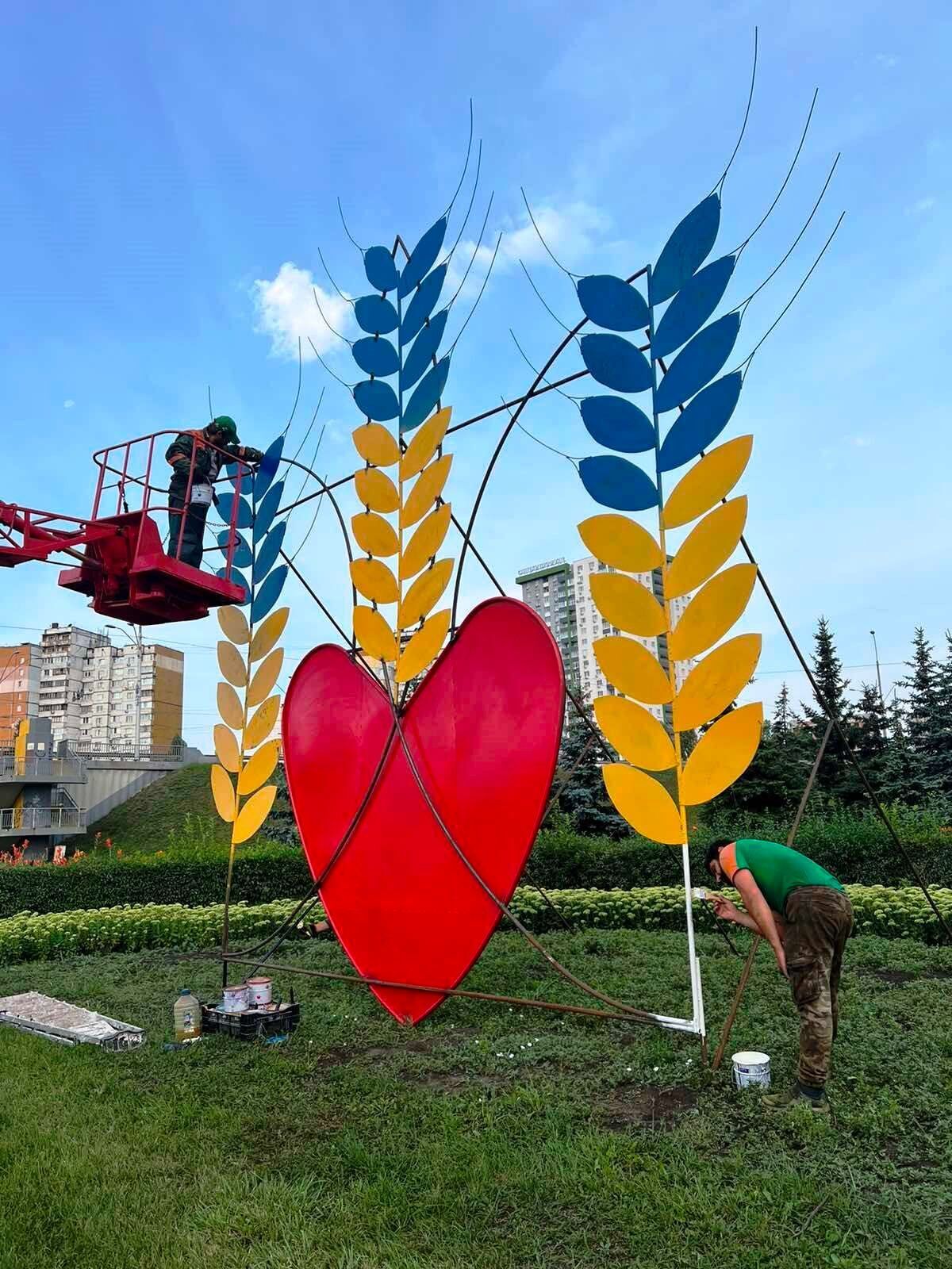 В Киеве создали более 10 патриотических цветочных инсталляций ко Дню Независимости. Фото