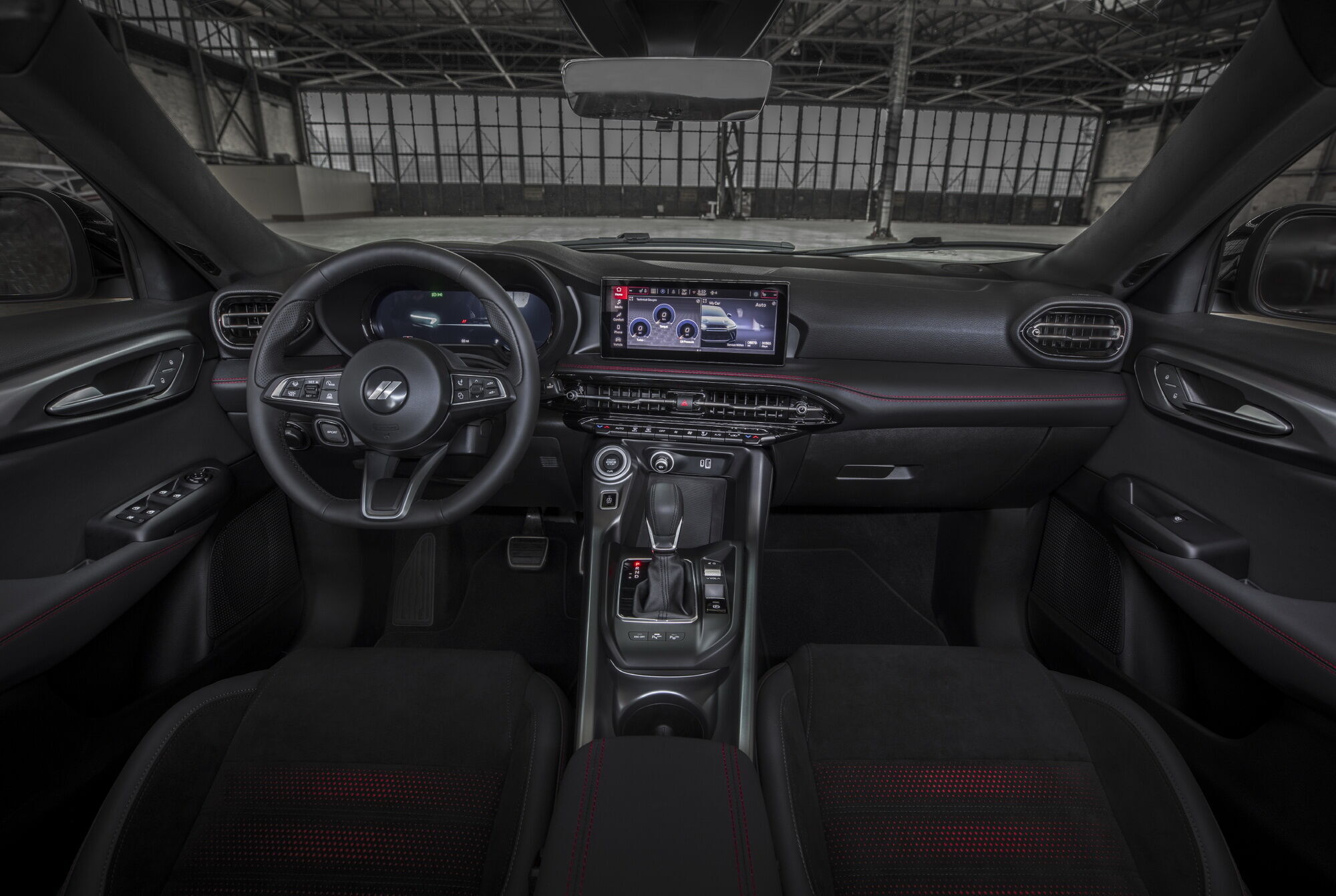 В салоне Dodge Hornet появилась полностью цифровая приборная панель с 12,3-дюймовой шкалой приборов и сенсорным 10,25-дюймовым экраном инфо-развлекательной системы