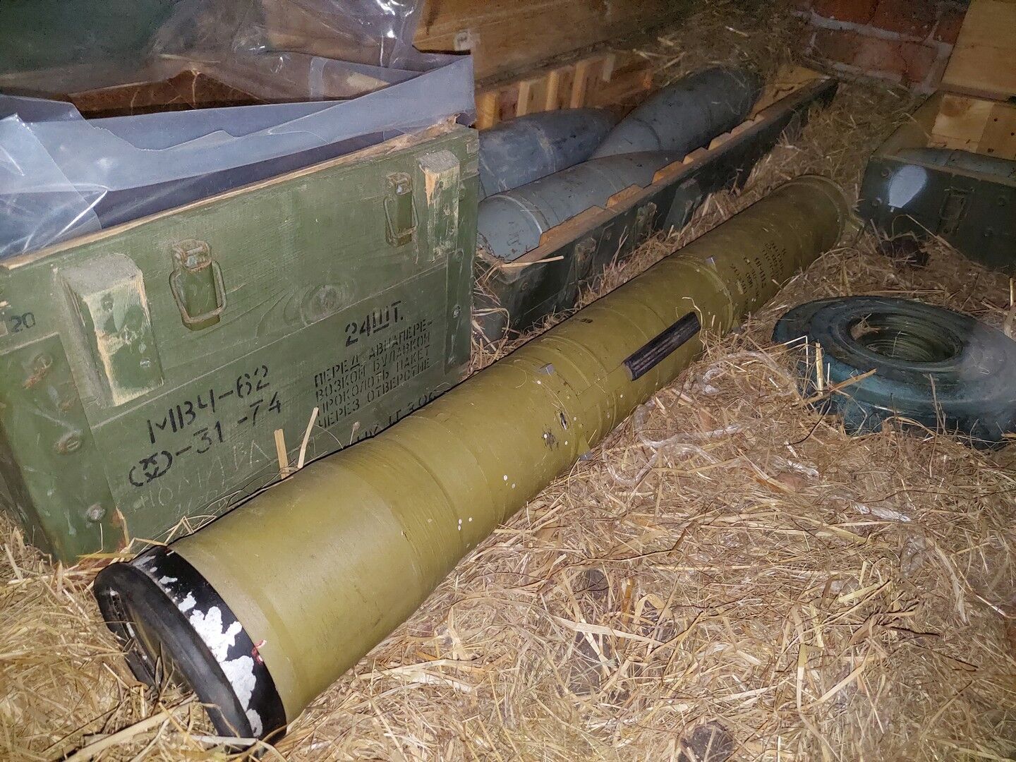 Обнаружены два ящика с боеприпасами и оружием россиян.