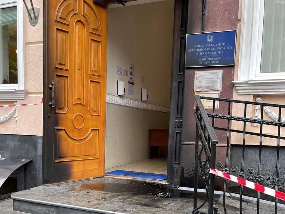 В Киеве осудили мужчину, который поджег офис омбудсмена Украины