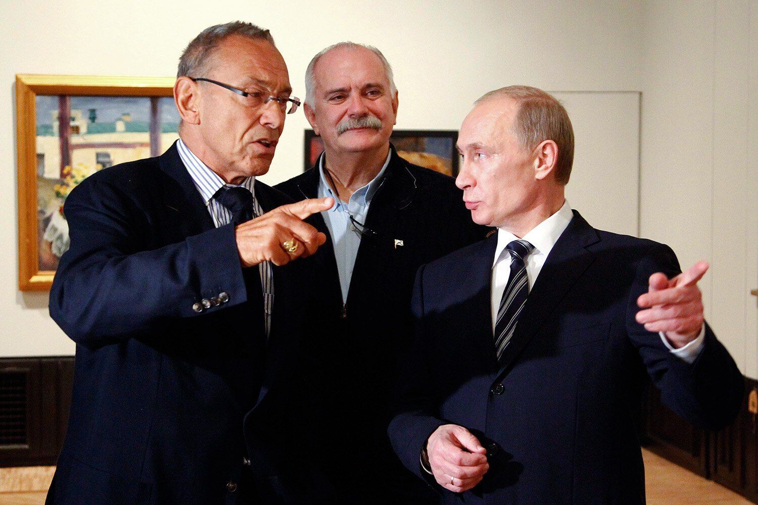 Президент России Владимир Путин и два пропагандиста – Андрей Кончаловский (слева) и Никита Михалков (посредине).