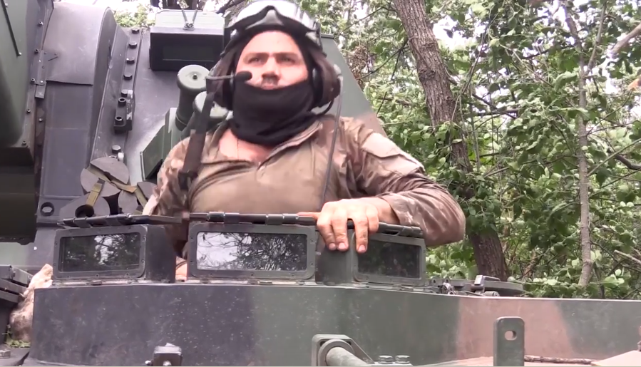 Шість пострілів за хвилину: як польська САУ AHS Krab допомагає ЗСУ нищити окупантів і їхню техніку на фронті. Відео  