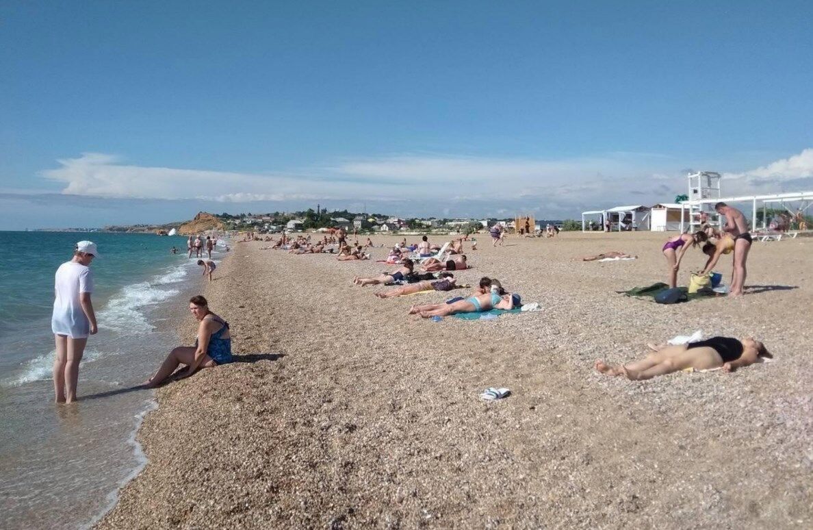 Напівпорожні пляжі Криму в розпал сезону.