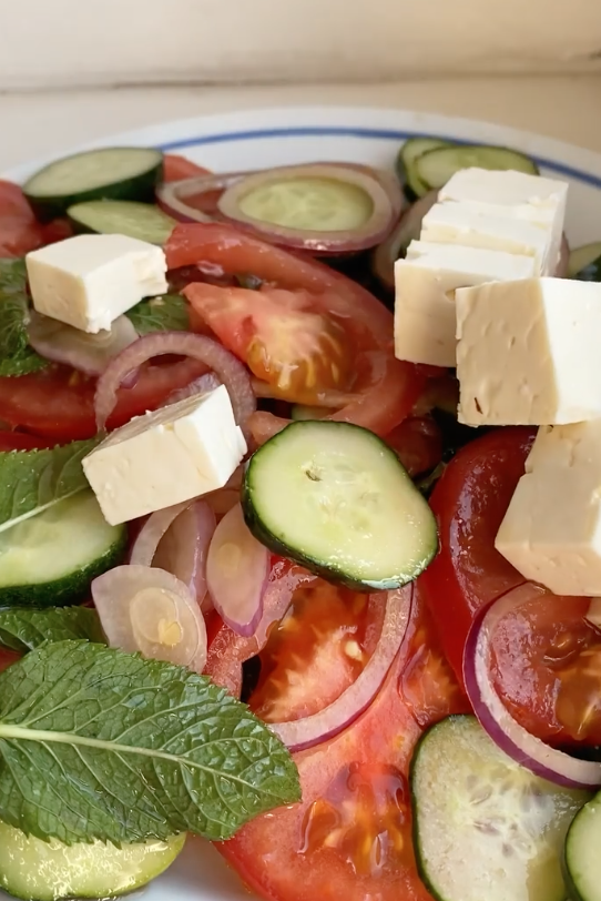 Сыр и овощи для салата 