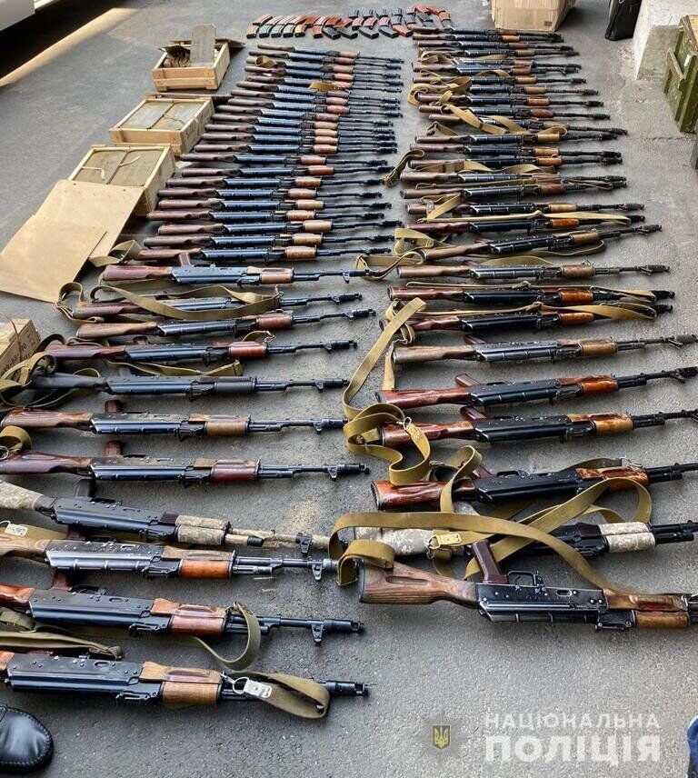 В Киеве на одном из складов нашли более 60 автоматов АК-74 и боеприпасы к ним. Фото