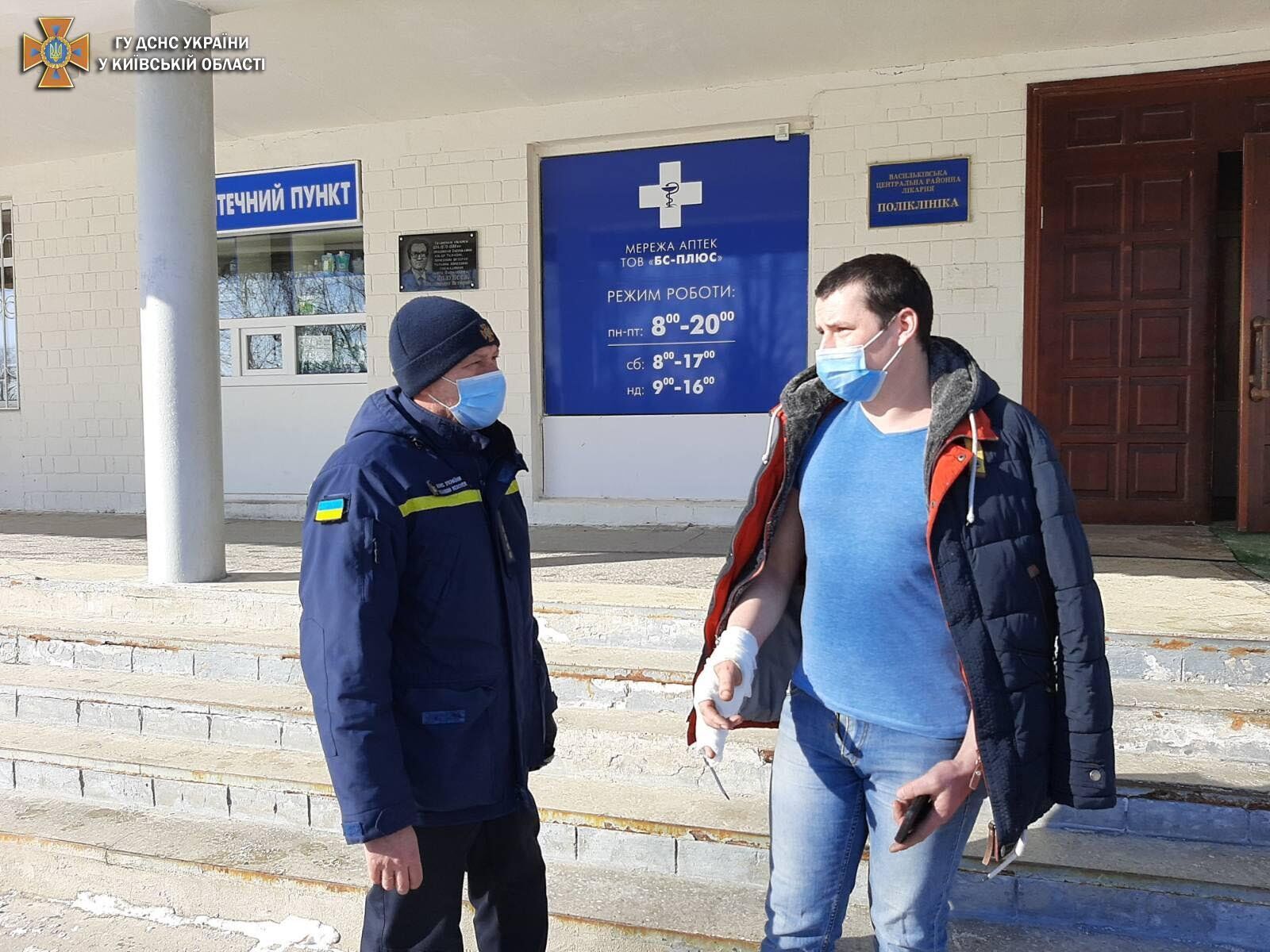 На Киевщине мужчина спас двух детей и их маму из горящего дома. Фото
