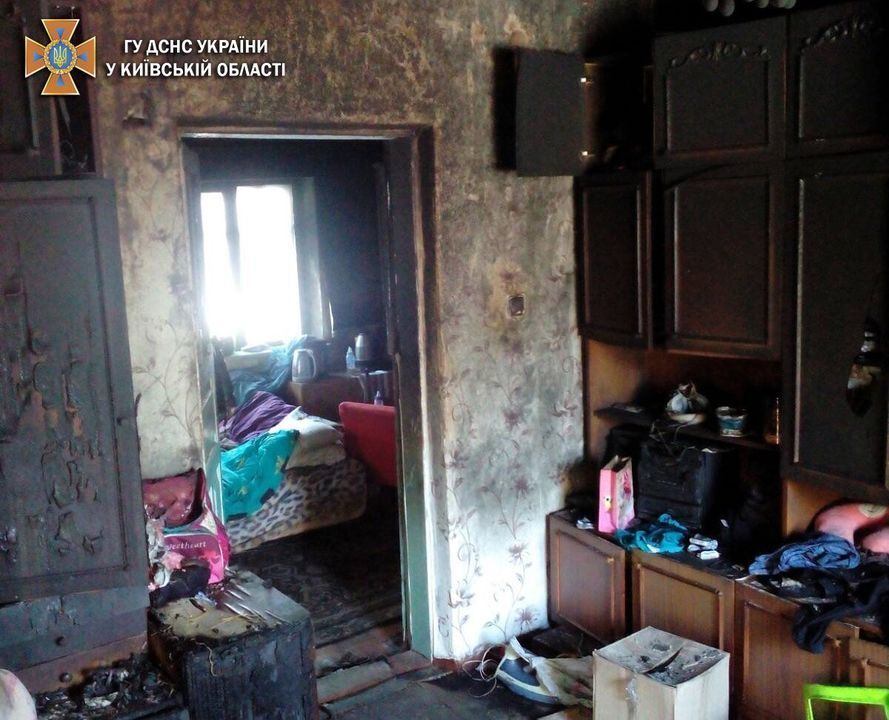 На Киевщине мужчина спас двух детей и их маму из горящего дома. Фото