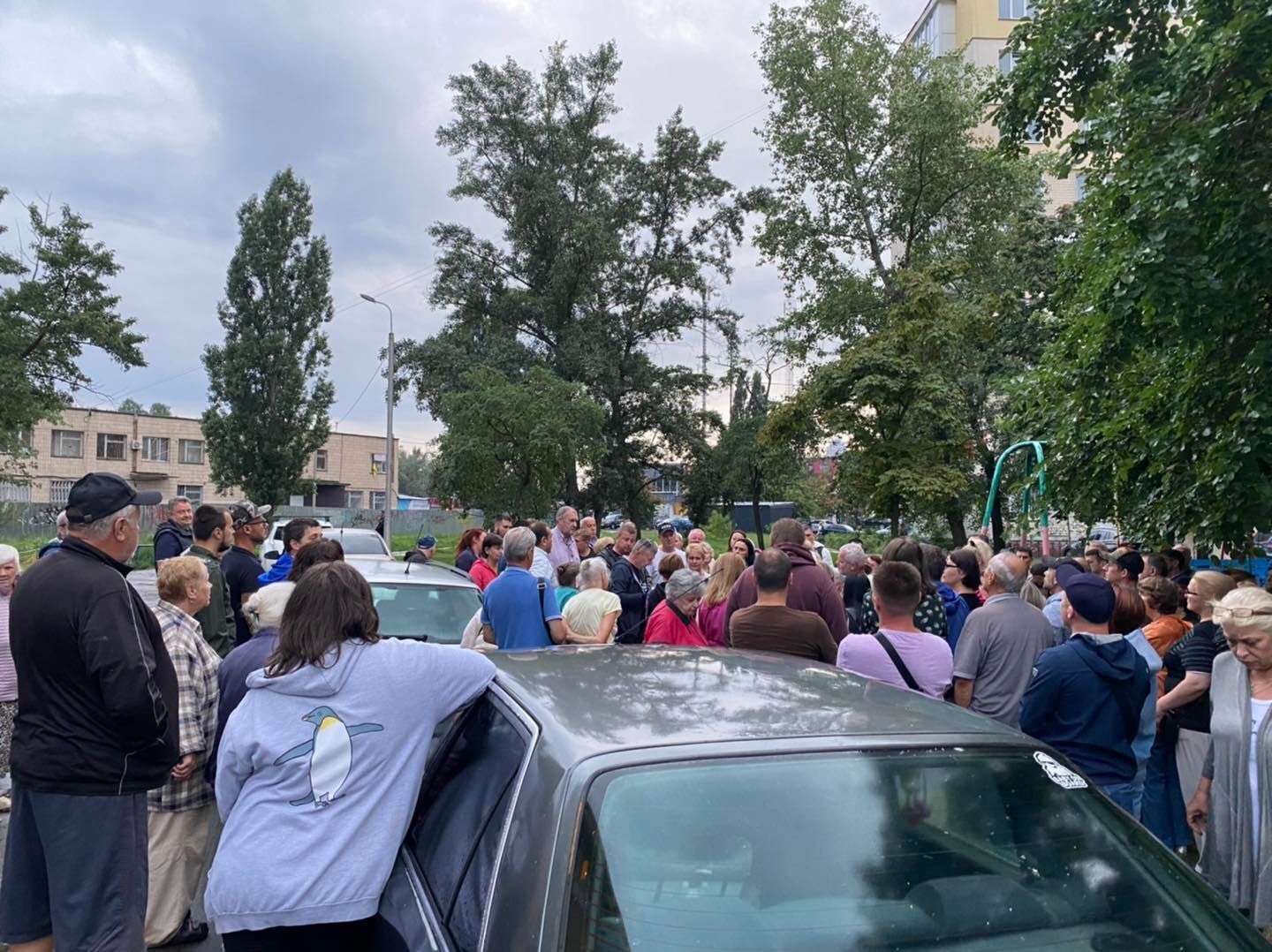 В Киеве на Оболони жители провели масштабный митинг против строительства очередной высотки на набережной