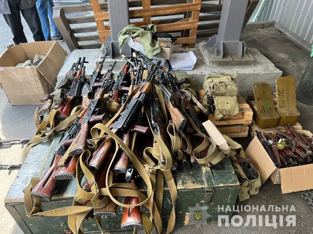 В Киеве на одном из складов нашли более 60 автоматов АК-74 и боеприпасы к ним. Фото