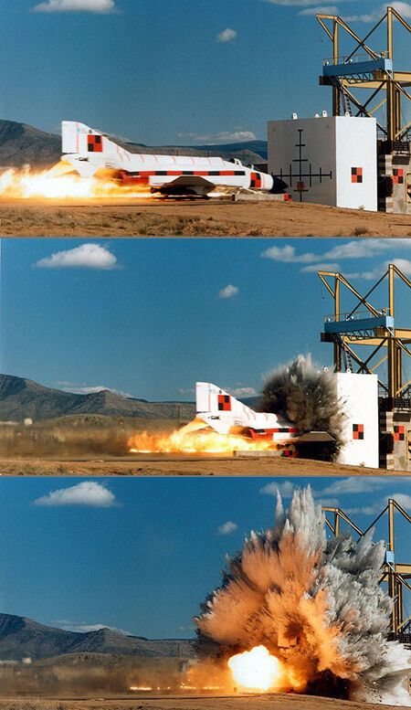 У плиту із залізобетону запустили винищувач F-4 Phantom, який розігнався до швидкості 800 км/год