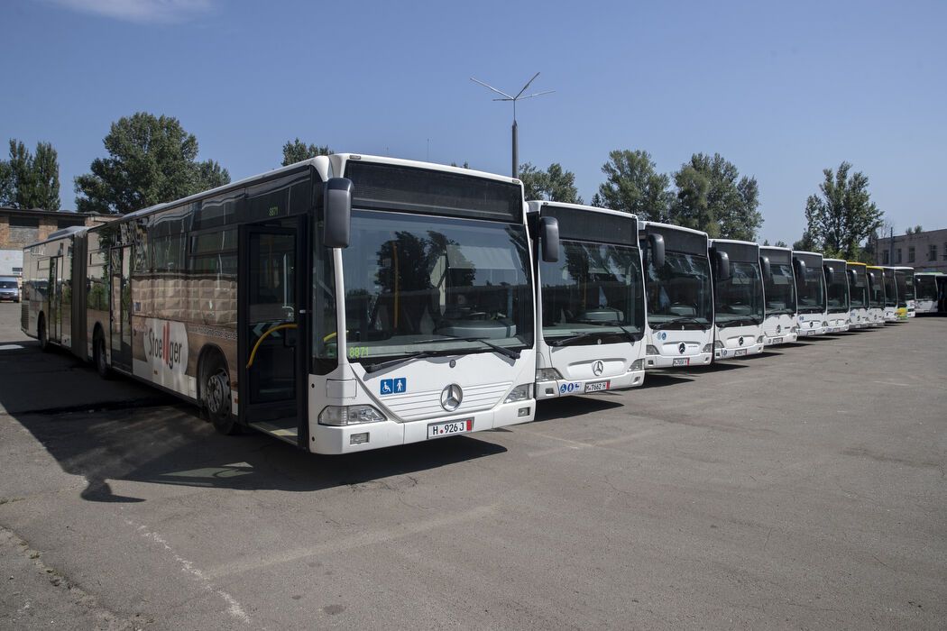 Мэр Киева передал городским коммунальным предприятиям 19 автобусов
