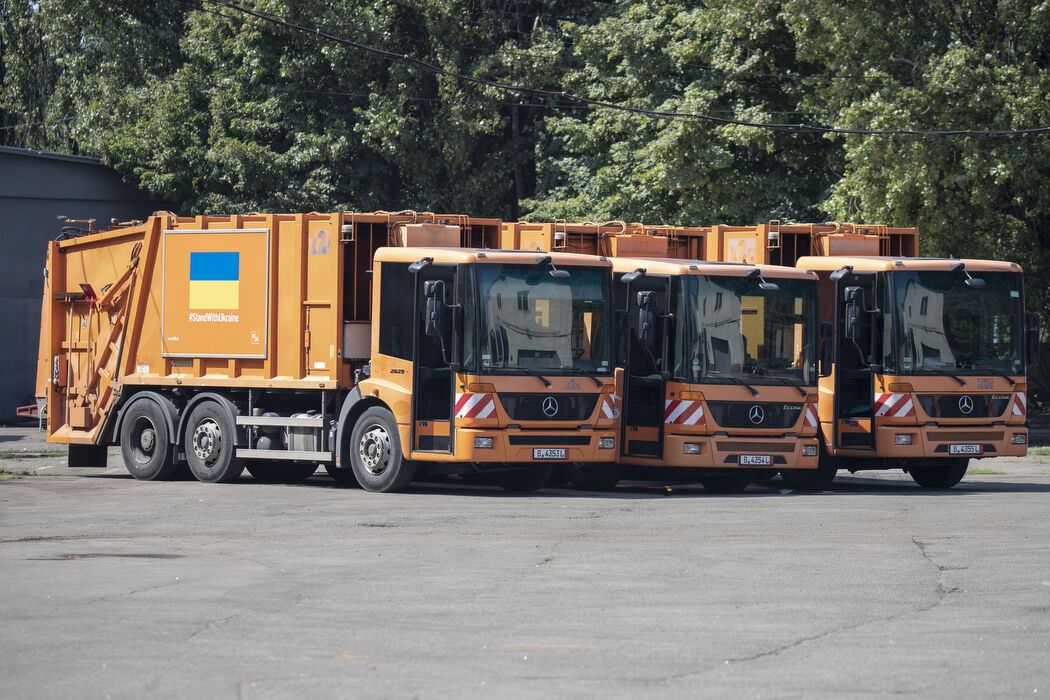 Виталий Кличко передал городским коммунальным предприятиям 3 мусоровоза