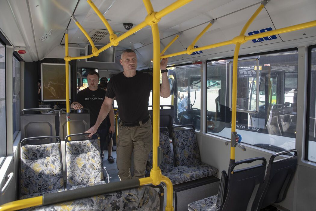 Киев получил 11 обычных городских автобусов, 6 длинных (так называемых гармошек) и два междугородных автобуса класса "Турист"