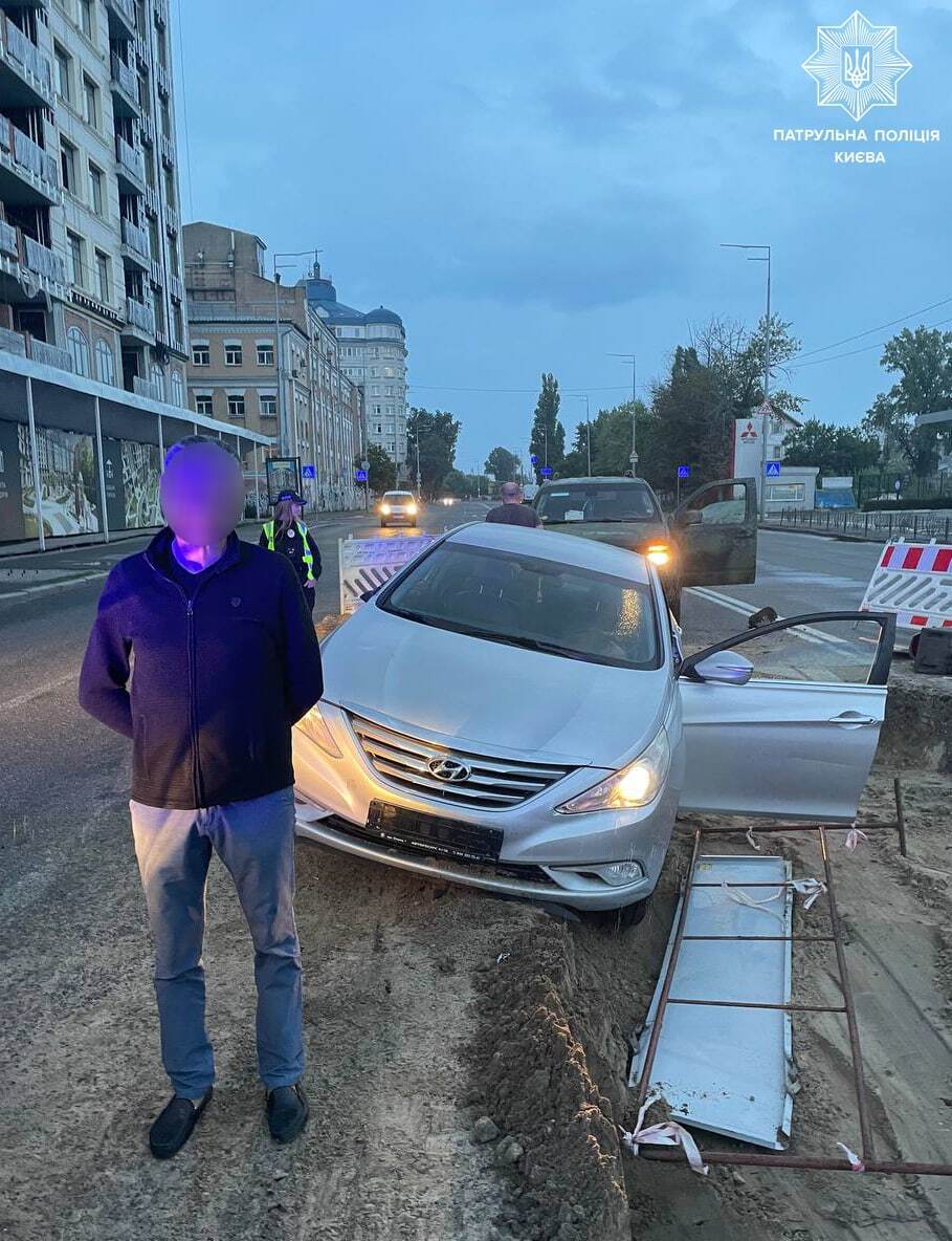 В Киеве пьяный водитель легковушки протаранил забор и съехал в яму. Фото