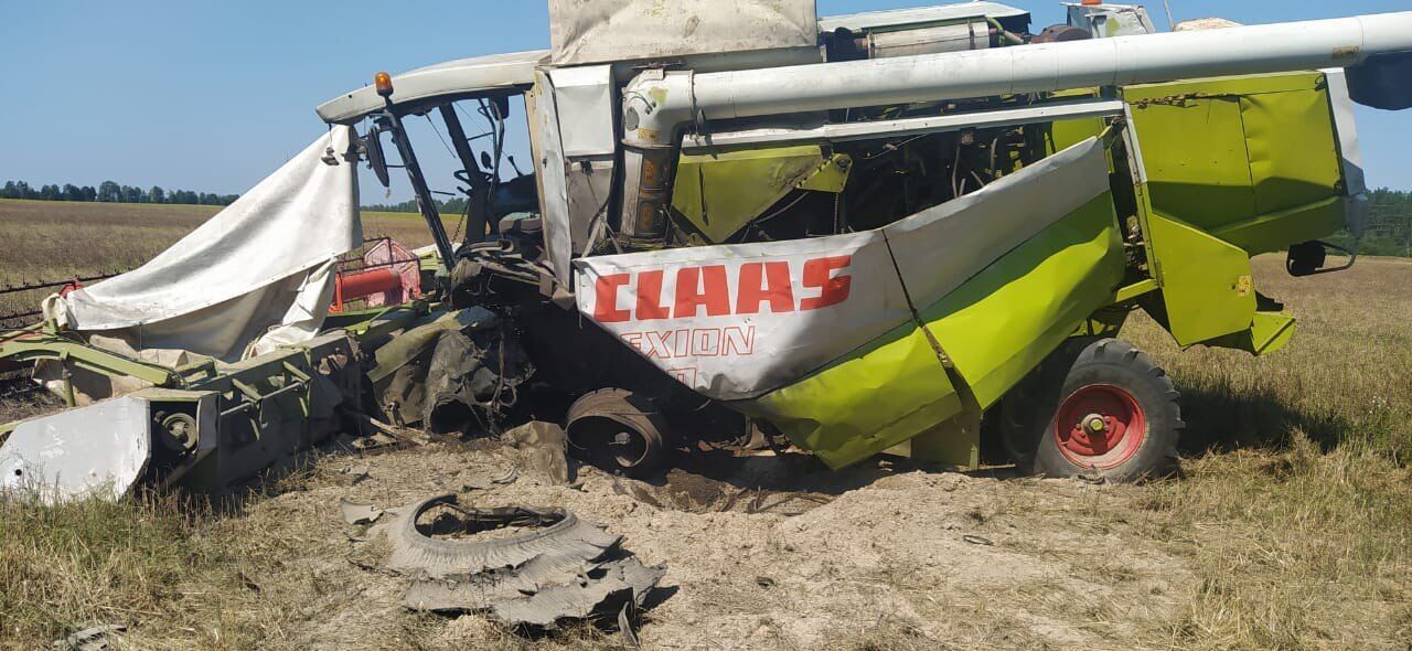 На Киевщине во время уборки урожая подорвался трактор. Фото