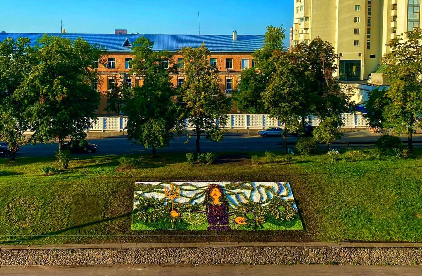 У Києві з'явився патріотичний квітник "Україна незламна і нескорена". Фото