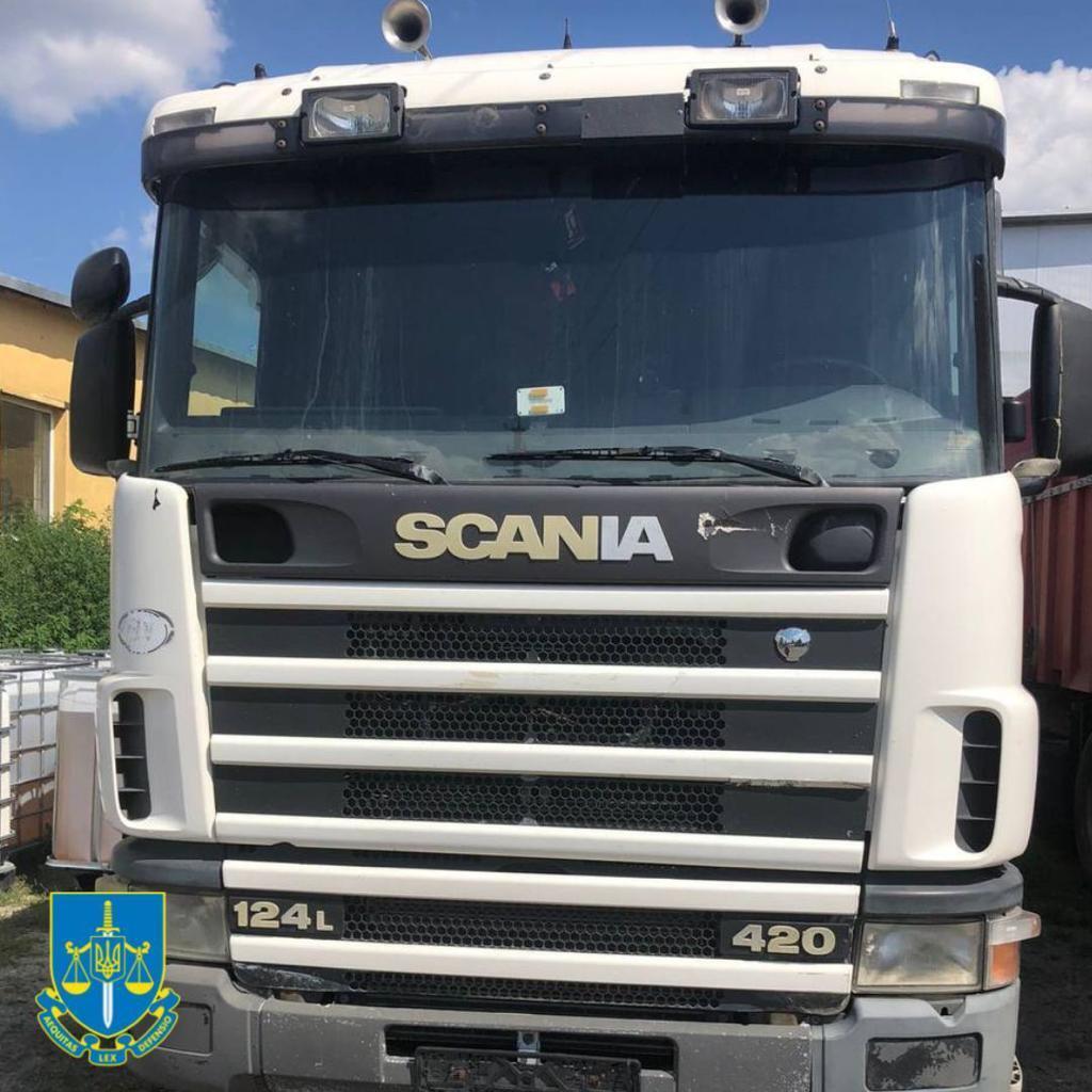Відправлять на допомогу ЗСУ: на Львівщині заарештували білоруські вантажівки вартістю понад 4 млн грн. Фото