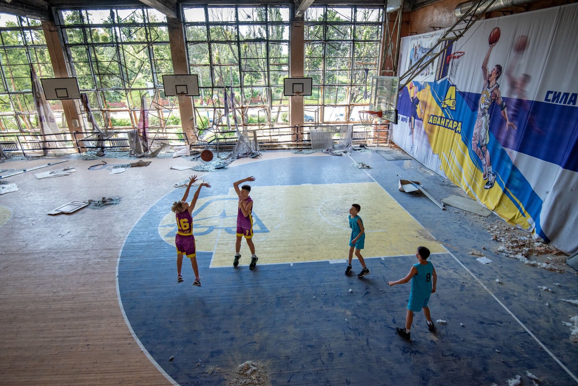Зруйнований спортзал у Києві